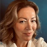 Headshot of Lorna Harvey.